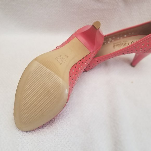Low heels in luscious salmon color. - Picture 9 of 9